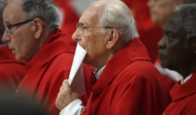 El decano del colegio cardenalicio, Giovanni Battista Re (centro).