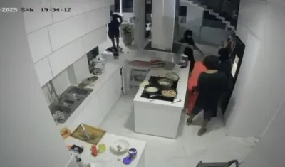 Momento del violento ataque en la vivienda.