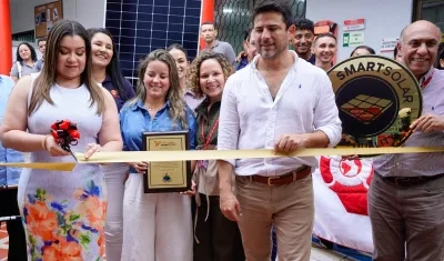 Luz Stella Gómez, rectora de Unicorsalud, y el gerente general de SmartSolar, Daniel Higuera Burgos, cortaron la cita como inauguración a los proyectos solares.