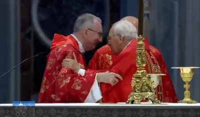 El decano Giovanni Battista Re deseando suerte por partida doble al cardenal Pietro Parolin.