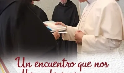 Padre rector del Colegio Liceo de Cervantes Barranquilla, Fray Ronal Antívar, saluda al Papa León XIV en el Vaticano.