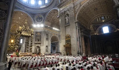 Cardenales durante misa por el Papa Francisco. 