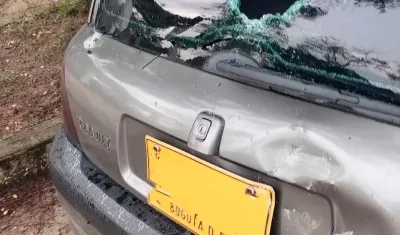 Uno de los vehículos atacados a piedra en UniAtlántico. 