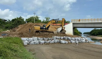 Trabajos tras hundimiento de pavimento en la rampa de acceso en el puente de Juan de Acosta. 