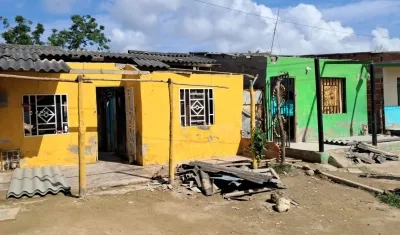Varias de las viviendas destechadas en el barrio Los Almendros de Arroyo de Piedra. 