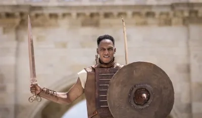 Yerry Mina, al estilo gladiador en su renovación con Cagliari.