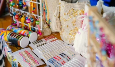 Artesanías en la plazoleta del Museo de Carnaval. 