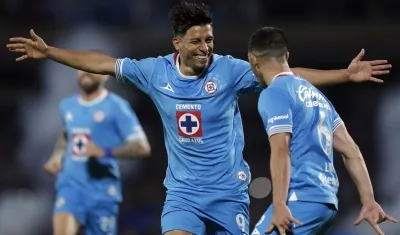 Ángel Sepúlveda festeja el gol con el cual le dio la victoria al Cruz Azul. 