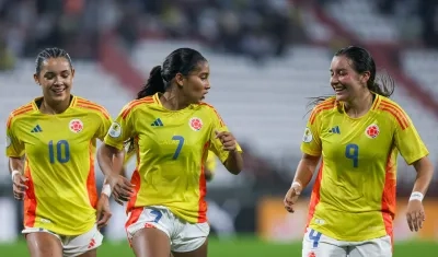 María Baldovino (7) celebra con Ella Grace Martínez (10) y Camila Cortés (9).