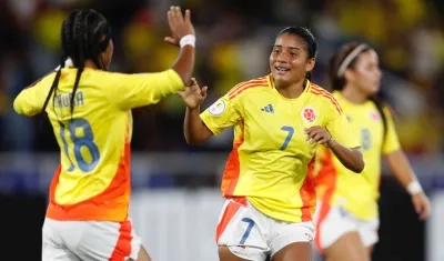 María Baldovino (7) celebra con Maura Henao uno de los goles de Colombia. 