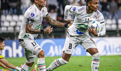 Esteban Beltrán celebra con Dayro Moreno tras marcar el segundo gol del Once Caldas. 