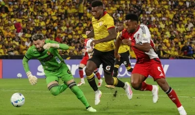 Miguel Borja pelea la pelota con Gustavo Vallecilla y el portero José Contreras. 