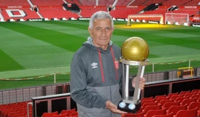 Juan Ramón Verón con la Copa Intercontinental de Clubes conquistada en 1968 con Estudiantes. 