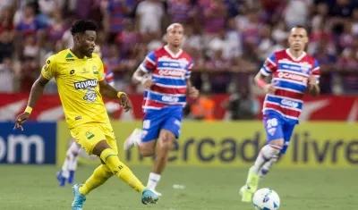 Carlos Romaña, del Bucaramanga, intenta un pase en el partido contra Fortaleza. 