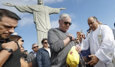 Ancelotti recibiendo la bendición del sacerdote Omar Raposo. 