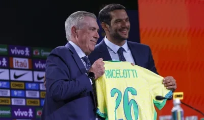 Carlo Ancelotti con el nuevo presidente de la CBF, Samir Xaud, durante su presentación.