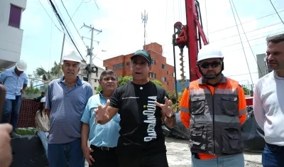 Alcalde Char durante la visita de inspección de obras del arroyo de la 85.