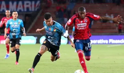 Francisco Chaverra, autor el segundo gol del Medellín, disputa el balón con Wálmer Pacheco. 