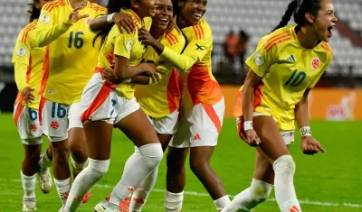 Jugadoras de Colombia celebran el segundo gol anotado por María Baldovino.