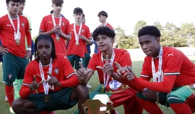 Cristiano Ronaldo Junior (centro) con sus compañeros y el trofeo de campeón.