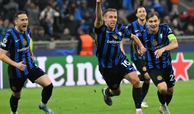 Davide Frattesi festeja con sus compañeros su gol ante el Barcelona.