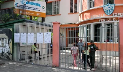 Personas ingresan a un centro de votación este domingo, en Carcas (Venezuela).