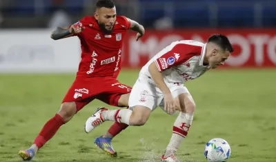 Duván Vergara presiona a Tomás Guidara, de Huracán.