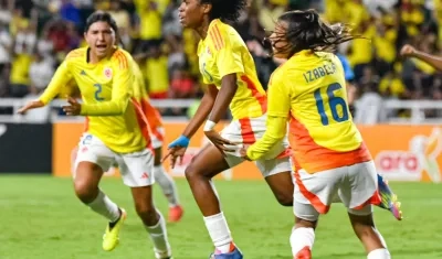 La colombiana Eidy Ruiz (centro) celebra el gol del empate ante Paraguay.