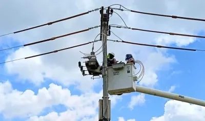 Operarios de una empresa de energía en labores. Imagen de referencia