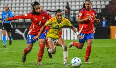 La colombiana Ella Grace Martínez intenta escaparse entre dos chilenas. 