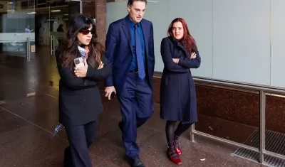 El abogado Mario Baudry con Gianinna y Jana, hijas de Diego Maradona. 