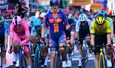 Casper van Uden (centro) celebra tras ganar la cuarta etapa del Giro.