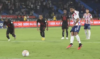 'Cariaco' González, de pena máxima, le dio la victoria 4-3 a Junior sobre América, en 2023. 