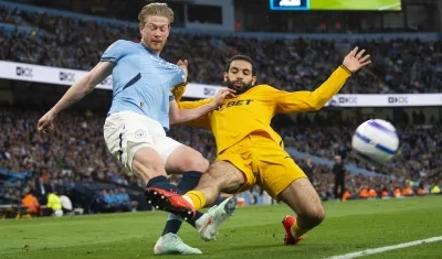 Kevin De Bruyne, autor del gol del Manchester City, remata al pórtico del Wolverhampton.