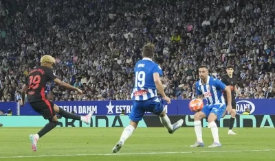 Lamine Yamal remata al arco del Espanyol para marcar el primer gol del Barcelona. 