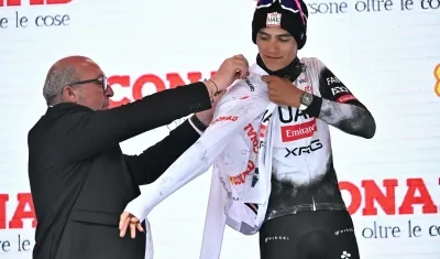 El mexicano Isaac Del Toro se enfunda la camisera blanca que identifica al líder de los jóvenes.