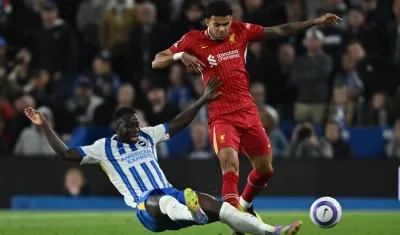 Luis Díaz, quien ingresó en el minuto 63, disputa la pelota con Yankuba Minteh.