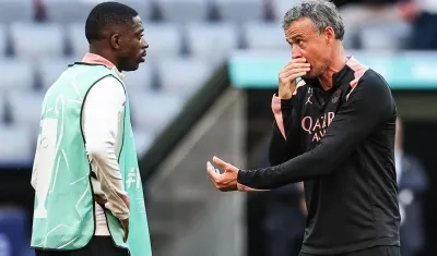 El español Luis Enrique, entrenador del PSG, con el delantero Ousmane Dembelé.  