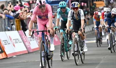 Mads Pedersen cruza la meta como ganador de la quinta etapa del Giro.