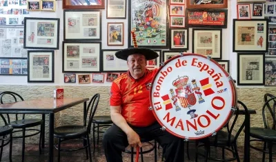 Manolo con su inseparable bombo y la camiseta de España. 