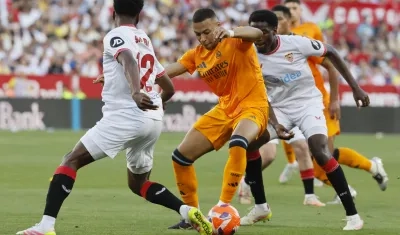 Kylian Mbappé intenta superar la marca de Lokonga en el partido contra el Sevilla. 
