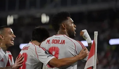 La celebración de Miguel Borja con sus compañeros tras marcar el quinto gol de River. 