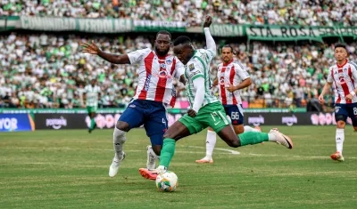 Kevin Viveros intenta rematar ante la marca de José Cuenú. 