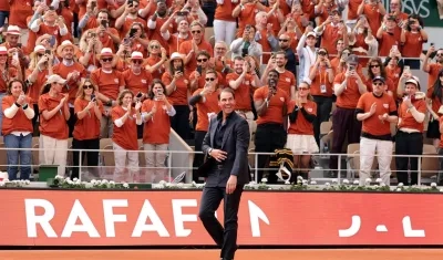 Rafael Nadal recibiendo a ovación del público en la pista principal del Roland Garros. 