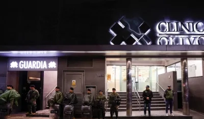 La Clínica Olivos, donde estuvo internado Maradona, custodiada por agentes de la Gendarmería Nacional Argentina. 