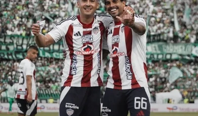 Los paraguayos Guillermo Paiva y Javier Báez marcaron gol ante Nacional, en Medellín.
