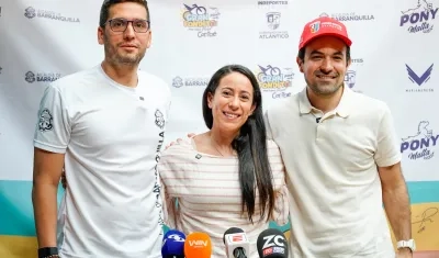 Mariana Pajón con Daniel Trujillo, secretario de deportes del Distrito, e Iván Urquijo, director de Indeportes Atlántico. 