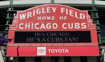 El mensaje de los Cachorros en las afueras del Wrigley Field. 