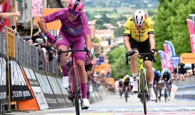 Mads Pedersen superando en el esprint a Wout Van Aert.