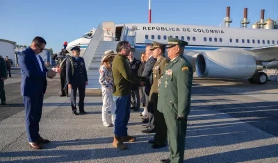 Presidente Petro en su aterrizaje a Roma. 